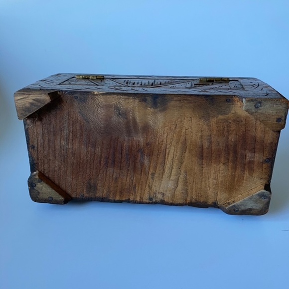 Vintage Wooden Trinket Box: Decorated with In-Relief Oriental Scenery Carvings - Picture 10 of 10